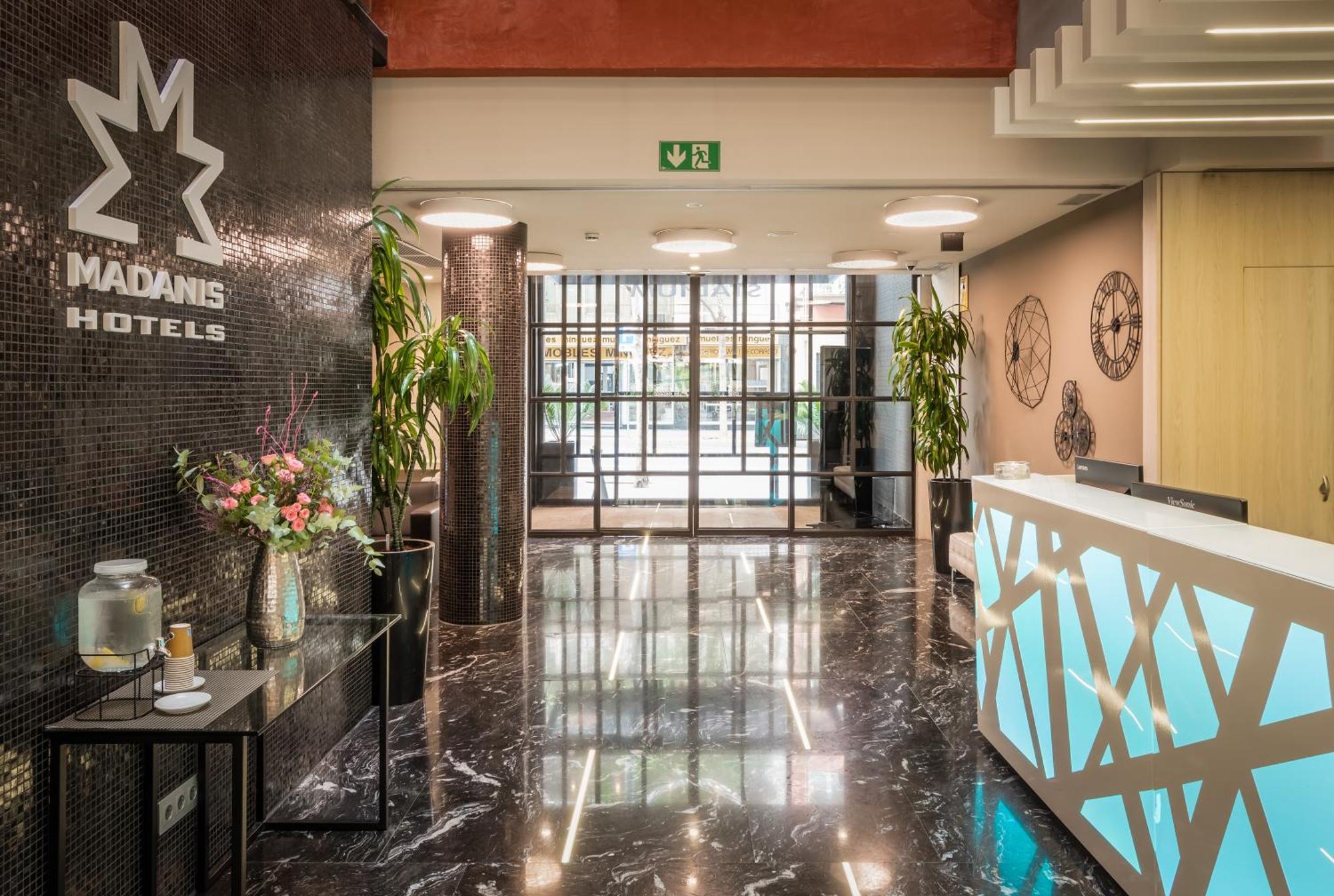 Arya Stadium Hotel — Zdjęcia 1